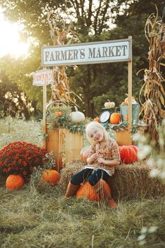 Kids Photoshoot Ideas, Fall Mini Shoot, Fall Aesthetic Halloween, Fall Photo Booth, Halloween Mini Session, Fall Photo Props, Pumpkin Patch Photoshoot, Fall Backdrops, Photography Set Up