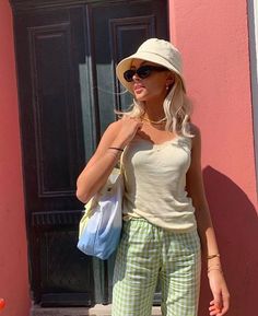 Shared by vanessa. Find images and videos about fashion, summer and vintage on We Heart It - the app to get lost in what you love. Jeans Boyfriend, Spring Summer Outfits, Britney Spears, Outfits Casuales, Daniel Wellington, Kylie Jenner, Look Fashion, Spring Summer Fashion