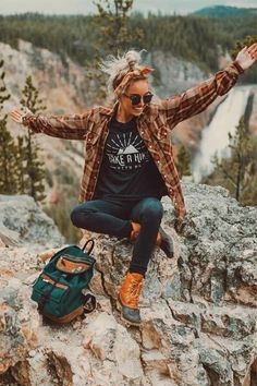 Casual Hiking Outfit, Spring Hiking Outfits, Surfergirl Style, Camping Outfits For Women, Cute Hiking Outfit, Hiking Outfit Spring, Outdoorsy Style, Hiking Outfits