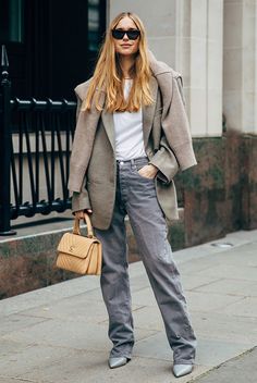 These Sweater Weather Trends Are A Must-Try This Year - Be Daze Live Pernille Teisbaek Style, New York Ideas, Pernille Teisbaek, Oversized Grey Sweater, Scarf Trends, Reportage Photography, Light Grey Sweater, Chic Scarves, All Jeans