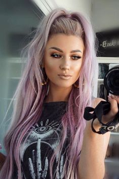 Bold purple hair TRENDY PURPLE HAIR COLOR IDEAS FOR GIRLS - COLOR DE PELO PÚRPURA Hairstyles For Valentines, Hairstyles For Valentines Day, Blond Rose, Day Hairstyles, Beautiful Hair Color, Hair Color And Cut