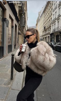 Beige Fur Coat Outfit, Short Fur Coat Outfit, White Fur Coat Outfit, Beige Fur Coat, Faux Fur Coats Outfit, Fur Jacket Outfit, Short Fur Coat, White Fur Jacket, Fur Outfit