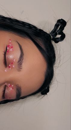 Pink Heart Makeup Aesthetic, Love Heart Makeup Looks, Pink Make Up Ideas Simple, Make Up Looks For Valentines Day, Cute Heart Makeup Looks, Pink Makeup Valentines Day, Cute Valentine’s Day Make Up Looks, Easy Simple Pink Eyeshadow Looks, Simple Valentines Eyeshadow