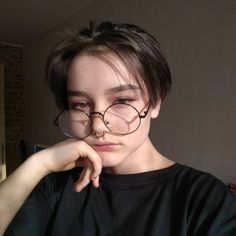 Tomboy Hairstyle, Tomboy Hairstyles, 얼굴 드로잉, Hairstyles With Glasses, Long Pixie, Style Women, New Face, Hair Hairstyles, Beauty Make Up