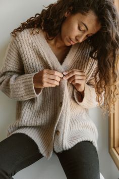 Textured, oversized, and made for everyday wear. Crafted with Italian yarn for ultimate warmth, the cocoon cardigan is your new go-to layer. Pink Cardigan Outfit, Cocoon Cardigan, Autumn Fits, Mama Style, Fall Winter Wardrobe, Cardigan Outfits, Friends Fashion, Comfy Fashion, Fancy Outfits