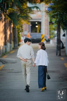 Dating Photoshoot, Korean Prewedding Photography, One Spring Night, Han Jimin, Korean Couple Photoshoot, Spring Night, Pre Wedding Photoshoot Outfit, Pre Wedding Photoshoot Outdoor, Couple Poses Reference