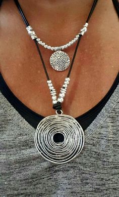 Spiral Pendant, Diy Collier, Concrete Diy, A Necklace, Necklace Statement, Diy Schmuck, Leather Necklace, Jewelry Projects, Diy Necklace