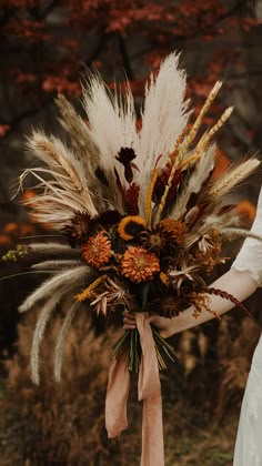 Grassy Weeds with Earthy Tones: Rustic Fall Wedding Bouquets Fall Wedding Bouquets Pampas, Fall Pampas Grass Wedding, Western Fall Wedding Flowers, Earthy Autumn Wedding, Dried Flowers Fall Wedding, Rustic Fall Bouquet, Wedding Flower Ideas Fall, Fall Wildflower Bouquet Boho Wedding, Fall Floral Bouquets