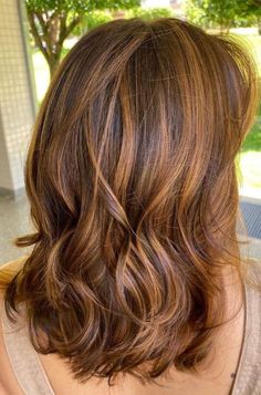 Caramel Swirl is a delightful blend of warm brown and caramel tonesIt's a sweet and inviting choice that adds warmth to your appearance. Rambut Brunette, Chestnut Hair Color, Brunette Hair With Highlights, Caramel Hair, Hair Color Auburn, Caramel Highlights, Beautiful Hair Color, Brown Hair Balayage, Brown Highlights