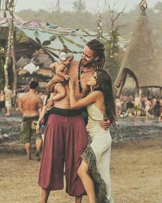 Hippie Family, Hippie Couple, Mundo Hippie, Boho Couple, Baby Image, Hippie Lifestyle, Hippie Culture, Estilo Hippie, Happy Hippie