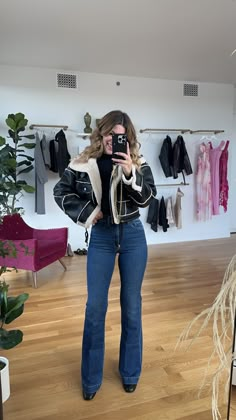 Outfits For Bell Bottom Jeans, Flare Jeans With Heels Outfits, Winter Outfits Trousers, Flare Jeans And Heels Outfit, Flare Jeans Boots Outfit, Flare Jeans Outfit Winter Casual, Flate Jeans Outfit, Flared Jeans Winter Outfit, Flare Jeans Casual Outfit