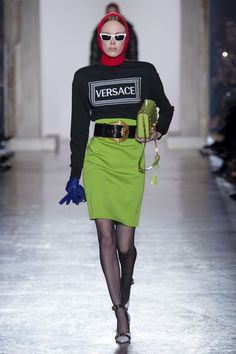 Versace AW/2018-19 By Niki Kaliakatsou. Declare allegiance. Whether it's on your chest, waistband, or feet there is no escaping fashion's blaring logos come autumn. Catherine Mcneil, Color Trends Fashion, Fashion Week 2018, Couture Mode, Milan Fashion Weeks, Mode Inspo