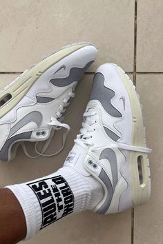 White Nike Shoes, Baskets Nike, Fresh Shoes, Nike Air Max 1, Hype Shoes, Swag Shoes, Best Sneakers, Sneakers Men Fashion