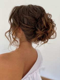 Bridesmaid Hairstyles Brown Hair Updo, Curled Updo Wedding, Auburn Hair Updo, Loose Curly Hair Updo, Bridesmaids Hairstyles For Medium Hair, Wedding Hair Up Curly, Bride Hairstyles Updo Brunette, Curly Low Bun Wedding Hair