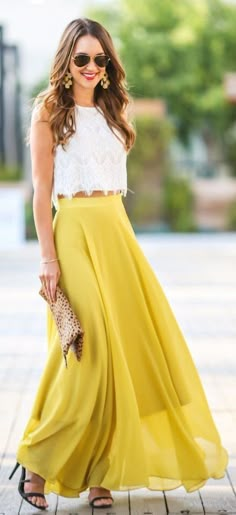 10 ideas de vestidos para asistir a una boda de día - Mujer de 10 Rok Outfit, Chic Evening Dress, Cheap Prom Dresses Long, Yellow Skirt, Yellow Outfit, Piece Prom Dress, Chiffon Prom Dress, Komplette Outfits, Maxi Skirts