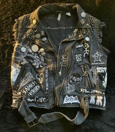 Battle Vest Punk, Summer Punk Outfits Men, Crust Punk Jacket, Battle Vest Ideas, Crust Vest, Goth Battle Jacket, Battle Jacket Ideas, Punk Battle Jacket, Crust Punk Fashion