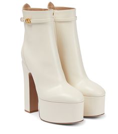 Teen Shoes, Valentino Heels, Pretty Heels, Chic Heels, Shoes Teen, White Boots