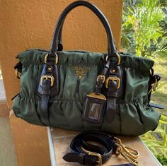 15.5"L X 5"W X 8"H Vintage Green Bag For Everyday Use, Vintage Green Bags For Everyday Use, Handbag Display Unif, Vintage Handbags Green, Green Vintage Handbag, Vintage Green Bag With Pockets, Prada Handbags Vintage, Green Prada Bag, Ruffle Bag