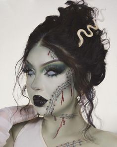 Makeup Heavy Halloween Costume, Creepy Cute Costume, Spooky Halloween Makeup Easy, Scary Womens Costumes, Halloween Makeup Characters, Horror Movie Makeup, Bride Of Frankenstein Halloween Costume