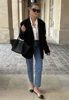 Oversized Black Blazer Outfit, Classic French Outfits, Intern Outfit, Demellier Bags, Classy Jeans Outfit, Denim Skirt Style, Outfits Europa, Oversized Black Blazer, London Outfit Ideas