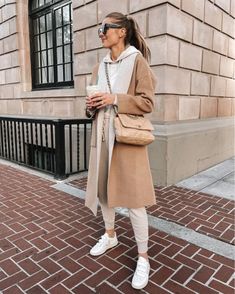 Coatigan Outfit, Outfits With Sweatpants, Fall Outfits Brown, Beige Sweatpants, Madrid Outfits