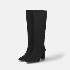 Introducing below-the-knee long boots with a beautiful, simple straight silhouette! The slender square toe gives an elegant impression. These boots can be worn comfortably without a zipper, making you want to choose them on cold days. Beige Pumps, Suede Material, Long Boots, Shape Of You, Lining Fabric, Cold Day, Trending Shoes, Heel Height, Pumps