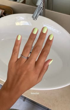 Spring Break Gel Nails, Summer Gel Mani, Spring Break Nail Ideas Simple, Short Spring Break Nails, Spring Gel Nail Colors 2024, Gel Nails Spring 2024, Spring 2024 Nails Short, Nails 2024 Spring, Nails Spring 2024