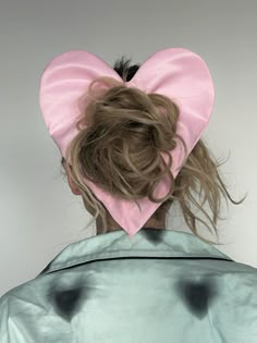 Резинка розовая для волос в виде сердца. Купить в Москве Heart Scrunchie, Heart Clip, Hair Adornments, Love Hair, Accessories Hair, Cute Fashion, Pink Heart, Hair Hacks, Art Direction