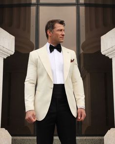 Step into the spotlight with SIGNORI's ivory tuxedo, a masterpiece of craftsmanship and elegance, designed for moments when only the exceptional will do. Embrace the pinnacle of luxury and make a statement that transcends time. Ivory Tux, Linen Wedding Suit, Ivory Tuxedo, Peak Lapel Tuxedo, White Tuxedo Jacket, White Wedding Suit, White Tux, Wedding Tux, Black And White Tuxedo