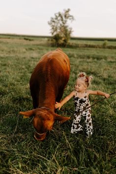 A Summer Family Farm Session - Jaimie Lauren Collective Farm Photoshoot, Album Photography, Blueberry Farm, Flower Kids, Farm Photos, Cow Photos, Farm Family, Farm Kids, Farm Photography