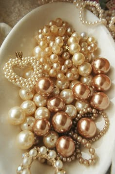 Types Of Pearls, Wearing Pearls, Living In London, Pearl Accessories, Pearl And Lace, Bling Bling, Pearl Jewelry, Pretty Things