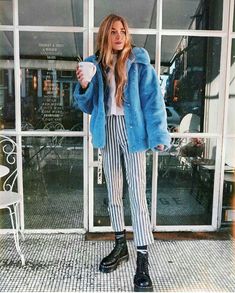 Travel Outfit Spring, Blue Fur Coat, Mode Casual, Looks Street Style, Striped Pants, Winter Looks