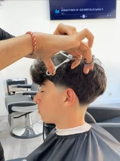 Tapper Fade Hairstyle, Tapper Fade Boys Haircut Straight, Tapper Fade Boys Haircut, Tapper Fade Freestyle, Tapper Fade Men, Tapper Fade Boys, Taper Fade Alto, Tapper Cut, White Guy Haircuts