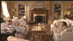 Father Of The Bride House, Coastal Modern Living Room, The Bride Movie, Nancy Meyers Movies, Cottage Shabby Chic, Nancy Meyers, French Victorian, Coastal Modern, Diane Keaton