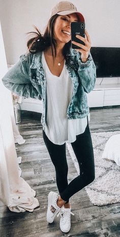 Jeito de Usar Jaqueta Jeans, Jeitos de Usar Jaqueta Jeans, looks com jaqueta jeans, look jaqueta jeans, onde comprar jaqueta jeans, ideia looks jaqueta jeans, looks com jaqueta jeans, look estilosos com jaqueta jeans White Sneakers Outfit, Cute Sporty Outfits, Grey Denim Jacket, Look Legging, Casual Weekend Outfit, Sneaker Outfits, Spring 23, Legging Outfits, Cute Spring Outfits