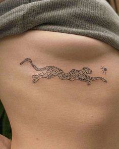 Symbolic Animal Tattoos, Chetta Tattoo, Lepord Tattoo Idea, Leopard Hip Tattoo, Simple Leopard Tattoo, Turtle Back Tattoo, Small Cheetah Tattoo, Leopard Back Tattoo, Women Lion Tattoo