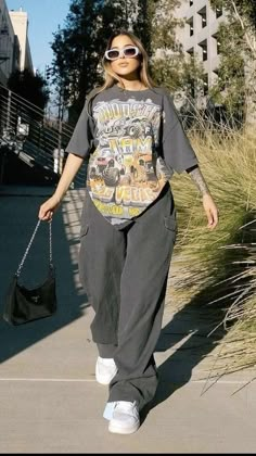 Oversized Tshirt And Sweatpants, Baggy Clothes Outfit Mid Size, Chubby Outfit Ideas Casual, Wide Neck Tshirt, Oversized Tshirt Outfit Casual, Plus Size Streetwear Fashion, Oversized Tshirt Outfit Women, Baggy Tshirt Outfit, Pakaian Hipster