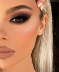 Trucco Smokey Eye, Smokey Eye Makeup Steps, Brow Freeze, Black Smokey Eye Makeup, Dramatic Smokey Eye, Sultry Makeup, Plouise Makeup, Wedding Hairstyles And Makeup