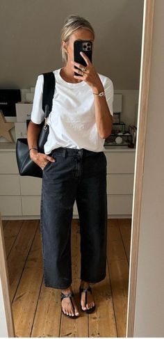 Classic Street Style Minimal Chic, Wide Leg Ankle Jeans Outfit Summer, Mum Style 2023, Spring Style 2024 Women, 37 Year Old Women Fashion, Outfit Frühling 2023, Stylish Athleisure Outfits, Midlife Fashion