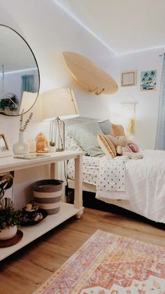 Cute Bedroom Ideas Beachy, Surfer Dorm Room Ideas, Room Ideas Aesthetic Ocean Theme, Cute Clean Room Ideas, Teen Girl Bedrooms Beachy, Bedroom Inspo Coastal, Bedroom Ideas For Small Rooms Colorful, Summer Beach Room Aesthetic, Beach Girl Bedroom Ideas