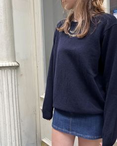 French Women Outfits, Sweat Gris, Outdoor Streetwear, Look Legging, Skandinavian Fashion, Earthy Outfits, Navy Outfit, Outfit Chic