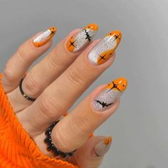 Get ready to give your manicure a spook-tacular upgrade with these 40 spooky and chic aesthetic Halloween nails designs. From aesthetic short Halloween nails to aesthetic acrylic Halloween nails there is a simple nail art design for every taste Nails Square Halloween, Square Halloween Nails, Acrylic Halloween Nails, Short Halloween Nails, Halloween Nails Designs, Pink Halloween Nails, Halloween Nail Art Designs, Candy Corn Nails, Bat Nails