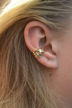 Plumeria Ear Cuff Gold Vermeil, Sterling Silver, Rose Gold Vermeil Ear Cuffs Hawaiian Ear Cuff Middle Fit EC351 - Etsy UK Ear Cuff Gold, Wrap Earrings, Gold Ear Cuff, Dope Jewelry, Jewelry Essentials, Funky Jewelry, Jewelry Lookbook, Trendy Earrings, Ear Cuffs