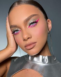 Neon Eyeliner Looks, Spring Makeup Trends, Makeup 2023, Rising Sign, Neon Makeup, Rave Makeup, Fresh Makeup, Night Walk, Makijaż Smokey Eye