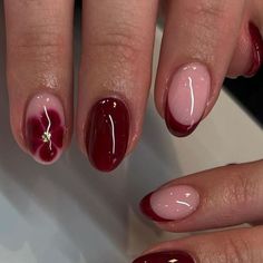 Short Almond Nails Red Art Designs, Red Tip Acrylics, Biab Nails Inspiration Christmas, Very Simple Nail Art, Red Nails Biab, Short Almond Nails With Design, Red Nails With Art, Light Burgundy Nails, Burgundy Flower Nails