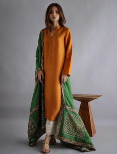 Raw Silk Kurti Designs, Amna Chaudhry, Silk Shalwar Kameez, Modern Dress Patterns, Silk Kurti Designs, Baby Summer Dresses, Saree Wearing Styles, India Clothes, Pakistani Couture