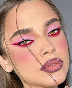 Pink And Red Makeup Looks, Pink And Red Makeup, Makeup Ojos, Punk Makeup, Holiday Makeup Looks, Pink Eye Makeup, Graphic Makeup, Power Of Makeup