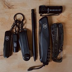 Mochila Edc, Edc Carry, Edc Keychain, Skull Hand Tattoo, Edc Gadgets, Edc Tactical, Urban Ninja, Emergency Preparation, Edc Tools