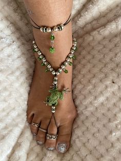 Light green rhinestone frogs, 1 goes up and one goes down, with silver beads and green Swarovski crystals and rondel! Green Bracelet Ideas, Witchy Whimsical, Xoxo Jewelry, Dope Jewelry Accessories, Barefoot Sandal, Foot Bracelet, Earthy Jewelry, Hawaii Trip, Green And Silver