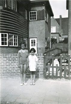 Anne and Margot Frank in Zandvoort 1934-35 Ann Frank, Older Sister, Rare Photos, Countries Of The World, The Netherlands